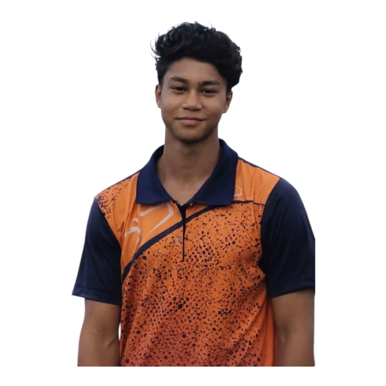 नारंगी और नीली पैटर्न वाली पोलो शर्ट पहने हुए घुंघराले बालों वाला एक युवक।