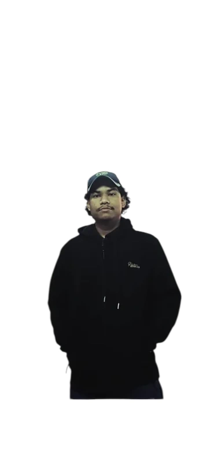 काली हुडी और बेसबॉल कैप पहने मूंछों वाला एक युवक सफेद पृष्ठभूमि पर खड़ा है।