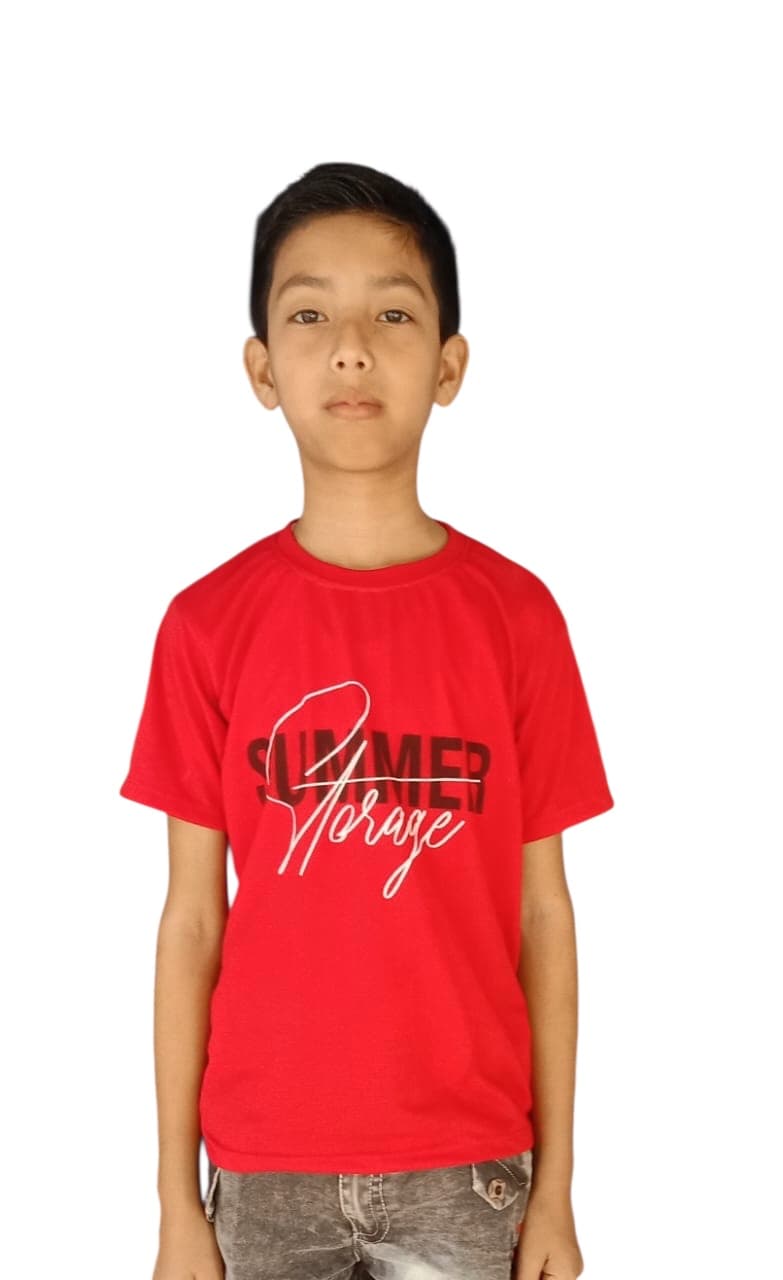 सफेद पृष्ठभूमि पर लाल ग्राफिक टी-शर्ट और ग्रे जींस पहने खड़ा एक युवा लड़का।