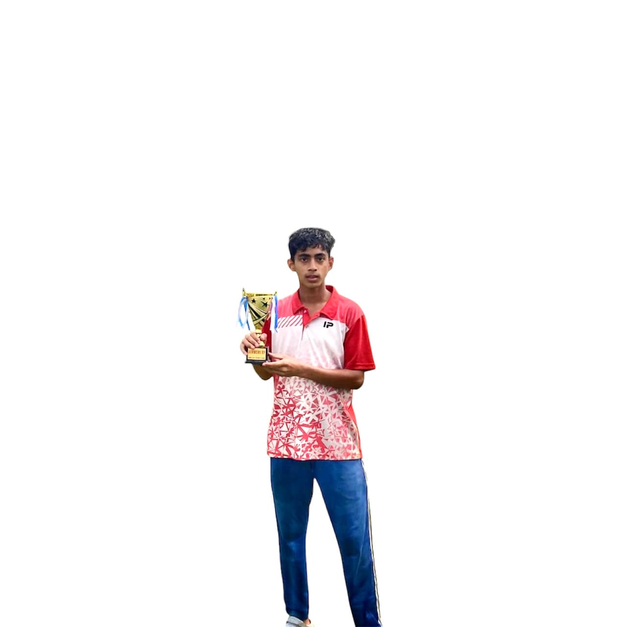 लाल और सफेद स्पोर्ट्स शर्ट पहने युवा लड़का सफेद पृष्ठभूमि पर सुनहरी ट्रॉफी पकड़े हुए।