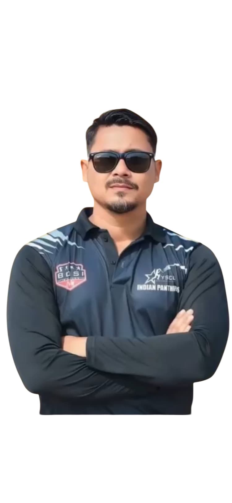 चश्मा और दाढ़ी वाला व्यक्ति, इंडियन पैंथर्स की जर्सी में हाथ बांधे खड़ा है।