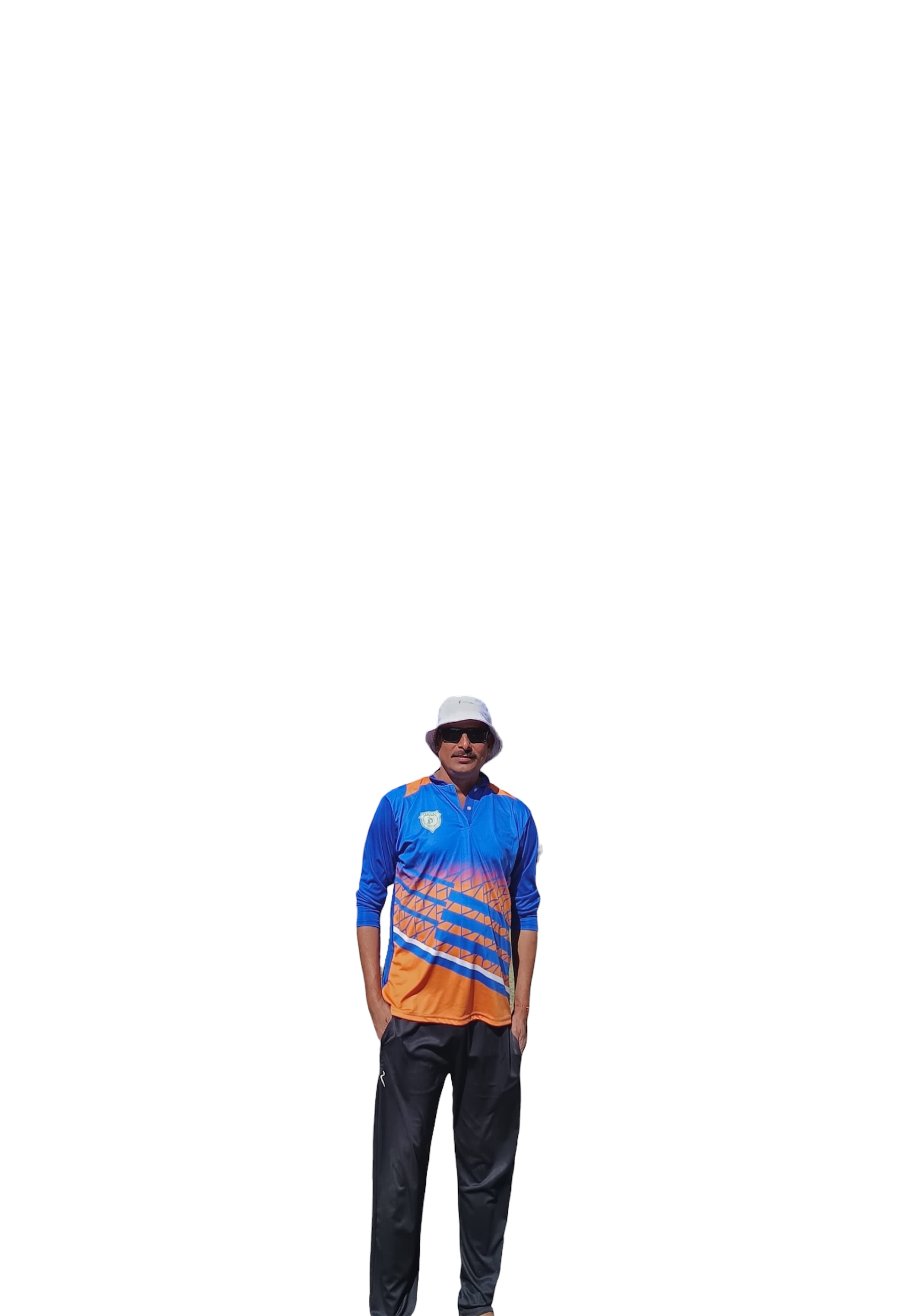 नीली-नारंगी जर्सी, काली पैंट, सफेद टोपी और धूप का चश्मा पहने एक व्यक्ति।