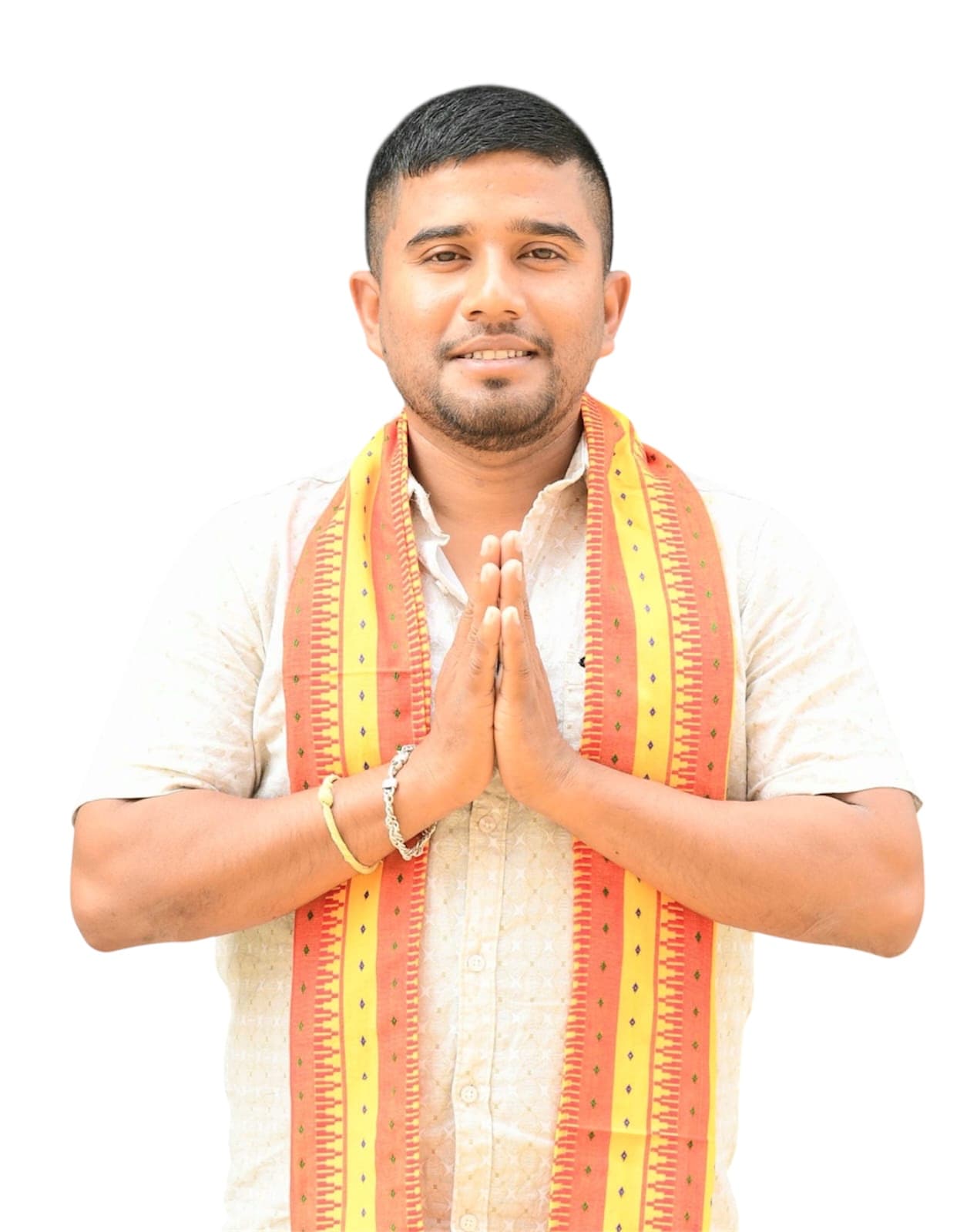 सफेद शर्ट और पारंपरिक नारंगी दुपट्टे में मुस्कुराता व्यक्ति, हाथ जोड़कर नमस्ते करते हुए।