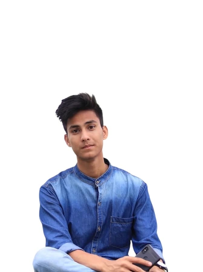 सफेद पृष्ठभूमि पर नीली डेनिम शर्ट पहने और स्मार्टफोन पकड़े हुए बैठा एक युवक।