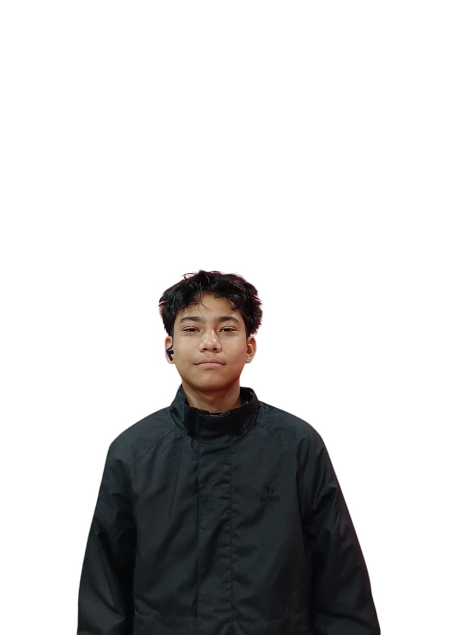 सफेद पृष्ठभूमि पर काली जैकेट और ईयरबड पहने हुए काले घुंघराले बालों वाला युवक।