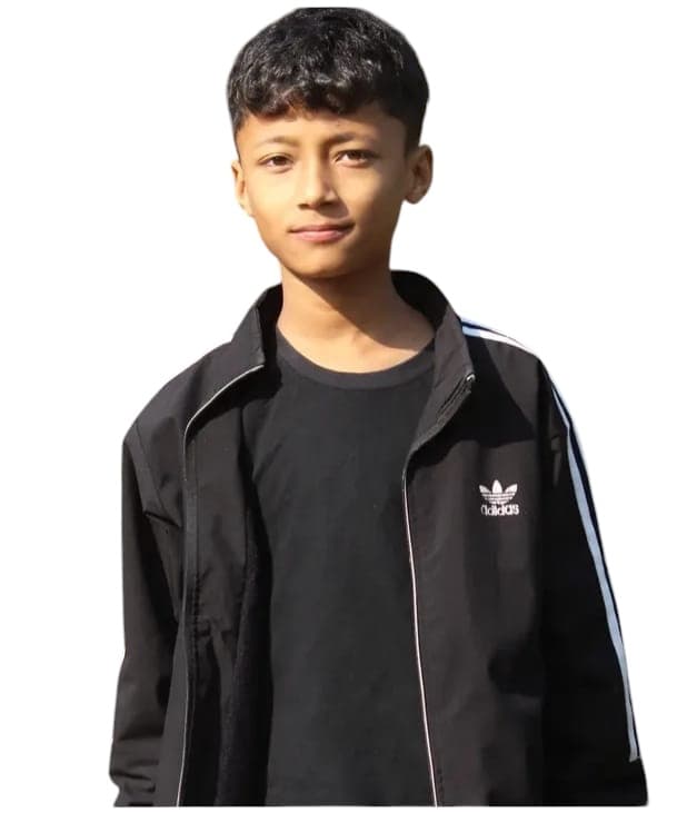 काले घुंघराले बालों वाला लड़का, काली एडिडास जैकेट पहने हुए मुस्कुरा रहा है।