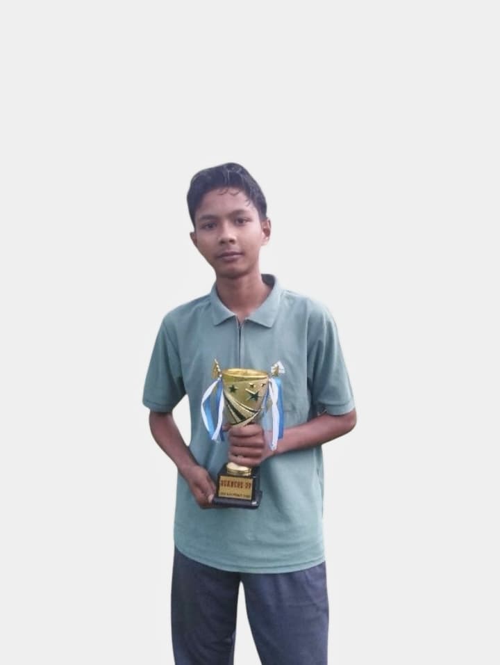 हरे रंग की शर्ट पहने एक युवक सुनहरी रनर-अप ट्रॉफी पकड़े हुए।