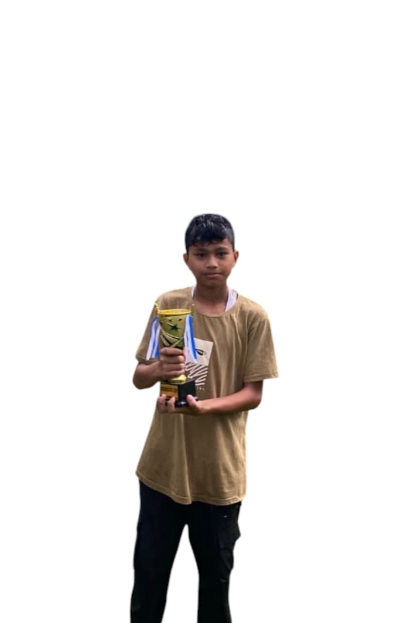 सफेद पृष्ठभूमि पर सुनहरी ट्रॉफी पकड़े हुए भूरी टी-शर्ट में एक युवा लड़का।